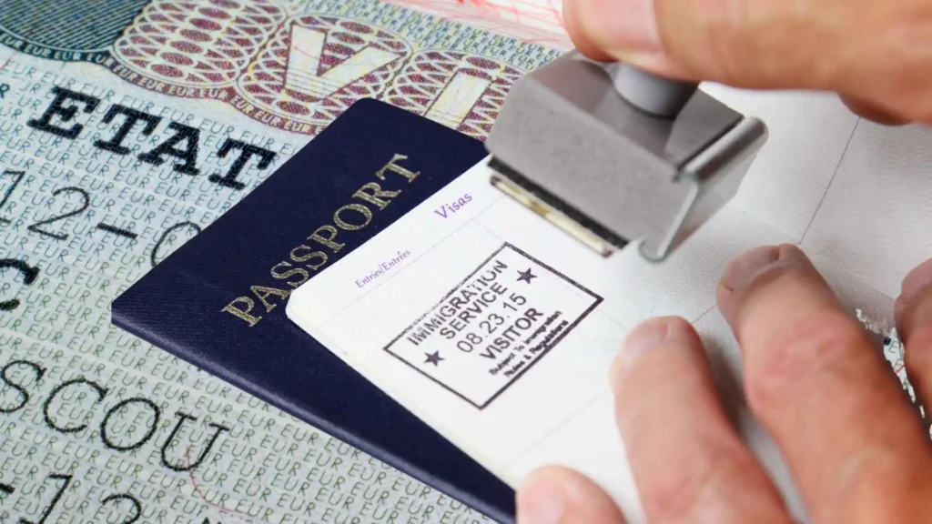 صورة تعبيرية تظهر ختم جواز السفر .. علاقتها بالموضوع أن نظام الدخول والخروج الأوروبي الجديد (EES) محل ختم جوازات السفر اليدوي