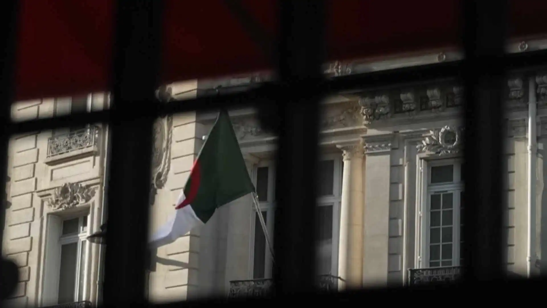 فرنسا تلغي اتفاقية الهجرة مع الجزائر لعام 1968 _ قراءة في الموضوع