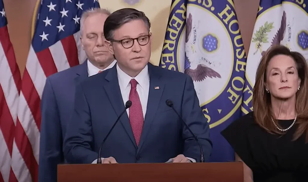 هل ألغيت القرعة الأمريكية 2027- الصورة تشير إلى رئيس مجلس النواب مايك جونسون يقدم تحديثًا حول إغلاق الحكومة وهو الأمر الذي يظهر أن حالة الإغلاق الحكومي لا تزال مستمرة ما يعني أن مشروع قانون إلغاء القرعة الأمريكية 2027 ليس مطروحا حاليا 