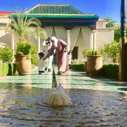 الصورة تظهر أسرة تستمتع بإحدى الفنادق بمدينة مراكش ضمن مقال السفر إلى المغرب مع الأطفال